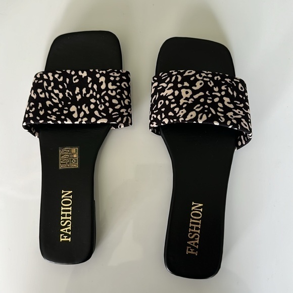 Canvas leopard pattern flat slides - Picture 1 of 4